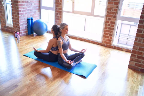 Junge Schöne Sportlerinnen Beim Yoga Auf Dem Boden Sitzend Lotus — Stockfoto