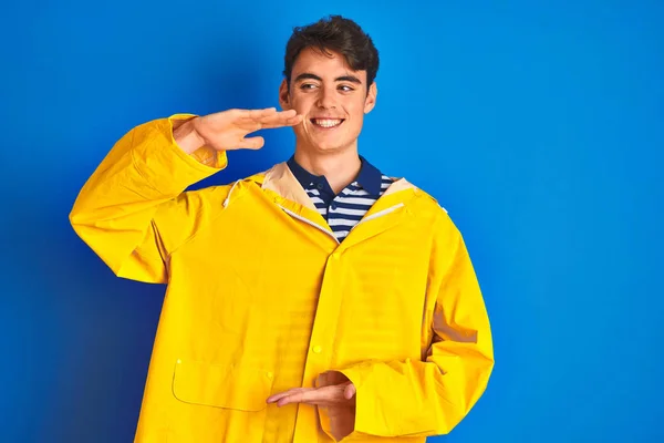 Menino Pescador Adolescente Vestindo Capa Chuva Amarela Sobre Fundo Isolado — Fotografia de Stock