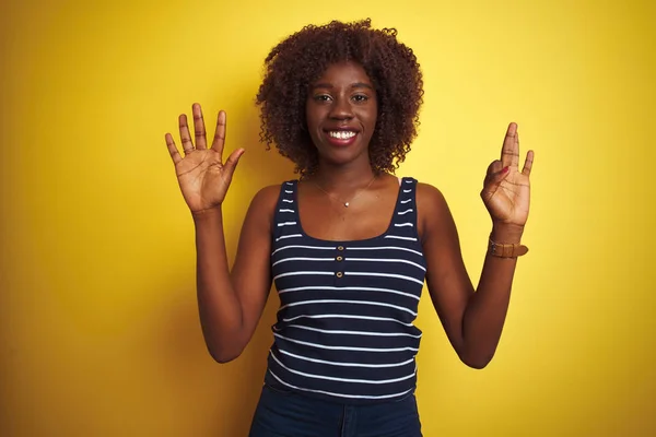 Junge Afrikanische Afro Frau Trägt Gestreiftes Shirt Über Isoliertem Gelben — Stockfoto