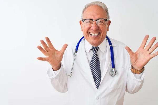 Steteskop Takan Yaşlı Gri Saçlı Doktor Çılgın Hayret Dolu Kollarını — Stok fotoğraf