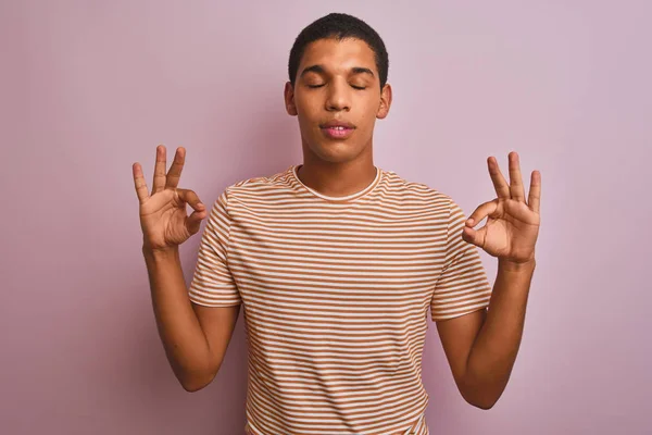 Homem Árabe Bonito Jovem Vestindo Camiseta Listrada Sobre Fundo Rosa — Fotografia de Stock