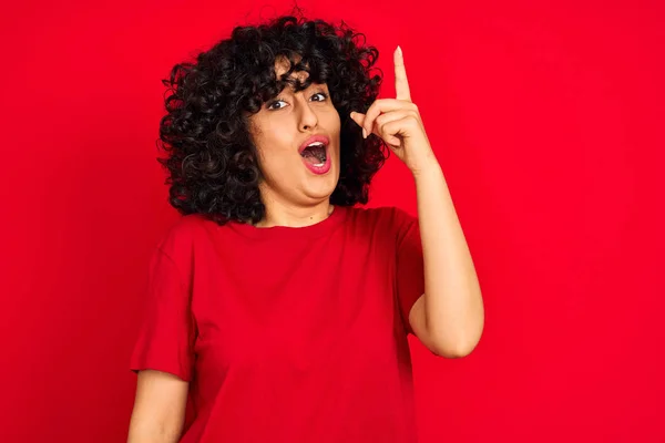 Mujer Árabe Joven Con Pelo Rizado Usando Una Camiseta Casual — Foto de Stock