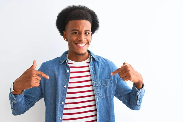 Afroamerikansk Man Bär Randig Shirt Och Denim Jacka Över Isolerad — Stockfoto