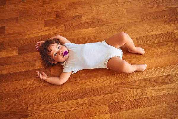 Hermosa Niña Niño Pequeño Con Traje Cuerpo Blanco Acostado Suelo — Foto de Stock