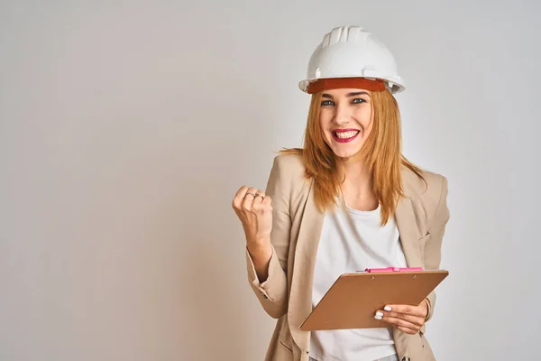 Rothaarige Kaukasische Geschäftsfrau Mit Schutzhelm Und Klemmbrett Der Hand Schreit — Stockfoto