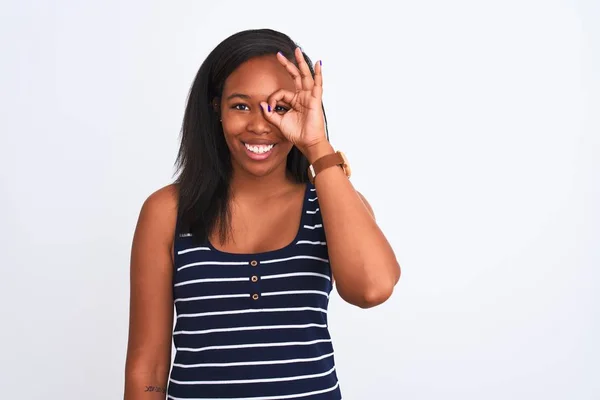 Mooi Jong Afrikaans Amerikaans Vrouw Dragen Zomer Shirt Geïsoleerde Achtergrond — Stockfoto