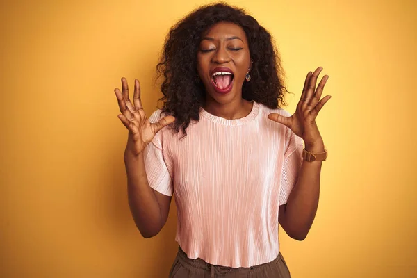 Afrikansk Amerikansk Kvinna Bär Rosa Shirt Stående Över Isolerad Gul — Stockfoto