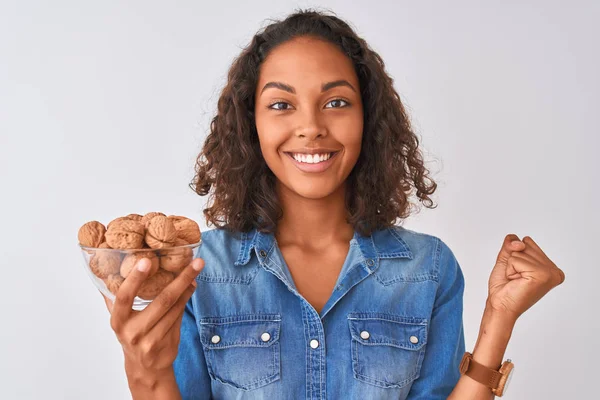 Mujer Brasileña Joven Sosteniendo Tazón Con Nueces Pie Sobre Fondo — Foto de Stock