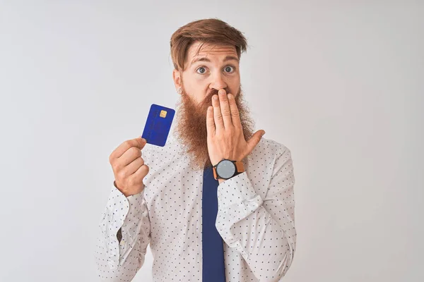 Joven Pelirroja Irlandesa Hombre Negocios Sosteniendo Tarjeta Crédito Pie Sobre — Foto de Stock