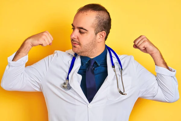 Giovane Medico Che Indossa Cappotto Stetoscopio Piedi Sfondo Giallo Isolato — Foto Stock