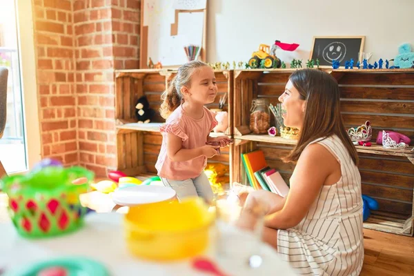 Schöne Lehrerin Und Blonde Studentin Die Kindergarten Mit Dinosauriern Spielt — Stockfoto