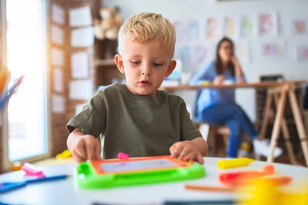 Jong Kaukasisch Kind Speelt Speelschool Met Leraar Moeder Zoon Speelkamer — Stockfoto