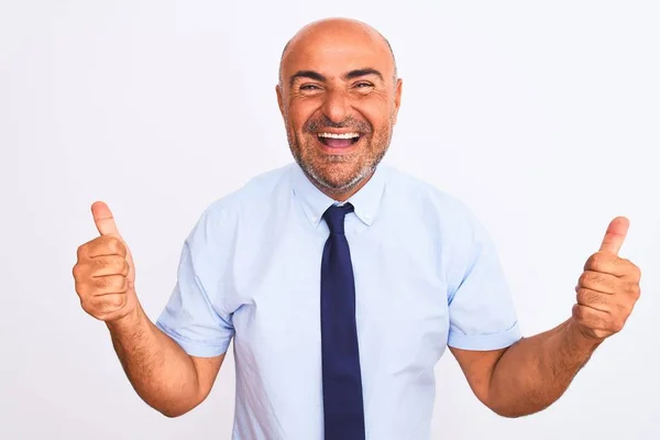 中年商人戴着领带站在孤立的白色背景的成功标志上用手做着积极的手势 竖起大拇指微笑着 快乐地 快乐的表情和胜利的姿态 — 图库照片