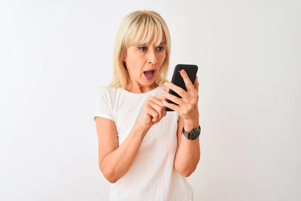 Mujer Mediana Edad Usando Teléfono Inteligente Pie Sobre Fondo Blanco —  Fotos de Stock