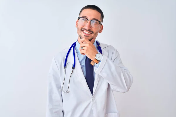 Joven Doctor Hombre Usando Estetoscopio Sobre Fondo Aislado Con Mano — Foto de Stock