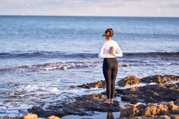 年轻美丽的女运动员练习瑜伽 在海滩教姿势的教练 — 图库照片