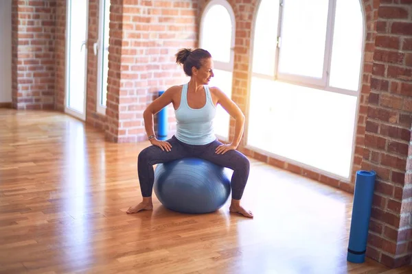 Mujer Deportista Hermosa Mediana Edad Sonriendo Feliz Streching Usando Pelota —  Fotos de Stock