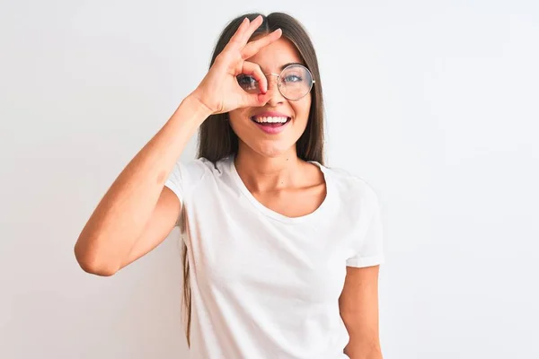 Jovem Mulher Bonita Vestindo Shirt Casual Óculos Sobre Fundo Branco — Fotografia de Stock