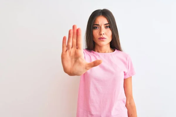 Ung Vacker Kvinna Bär Rosa Casual Shirt Stående Över Isolerad — Stockfoto