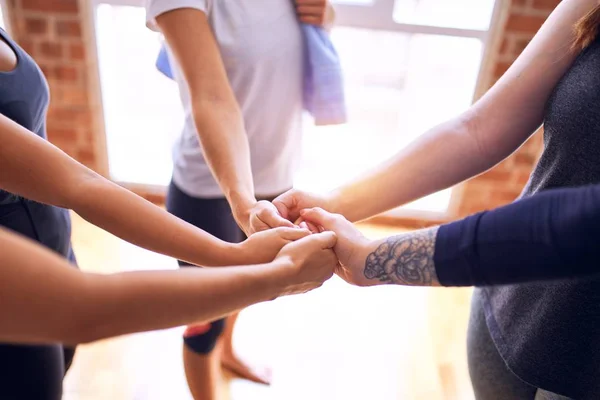 Junge Schöne Sportlerinnen Machen Geste Mit Den Händen — Stockfoto