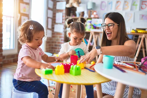 Joven Hermosa Maestra Niños Pequeños Jugando Comidas Usando Comida Plástica —  Fotos de Stock