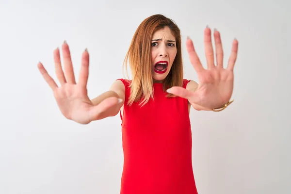 Roodharige Zakenvrouw Draagt Elegante Rode Jurk Staan Geïsoleerde Witte Achtergrond — Stockfoto