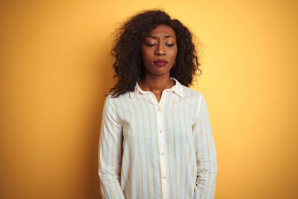 Mujer Afroamericana Con Camisa Rayas Pie Sobre Fondo Amarillo Aislado —  Fotos de Stock