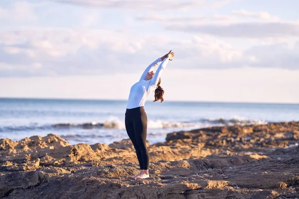 Joven Hermosa Deportista Practicando Yoga Entrenador Enseñanza Montaña Pose Playa — Foto de Stock