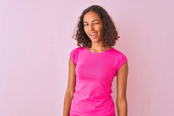 Mujer Brasileña Joven Con Camiseta Pie Sobre Fondo Rosa Aislado — Foto de Stock