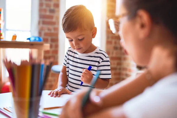 Belle Enseignante Enfant Bas Âge Dessin Garçon Aide Crayons Couleur — Photo
