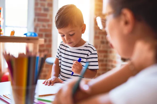 Hermoso Maestro Niño Dibujando Dibujo Utilizando Lápices Colores Jardín Infantes —  Fotos de Stock