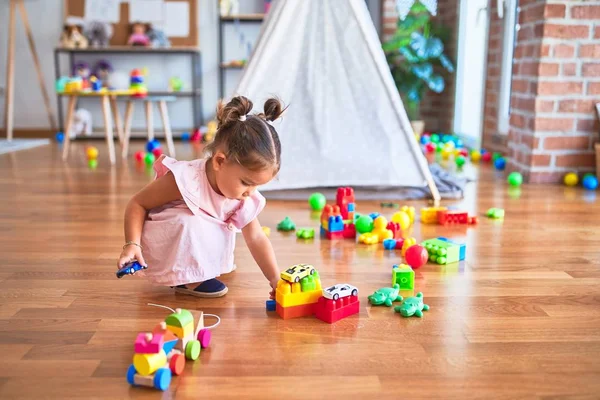 Junges Schönes Kleinkind Das Auf Dem Boden Sitzt Und Mit — Stockfoto