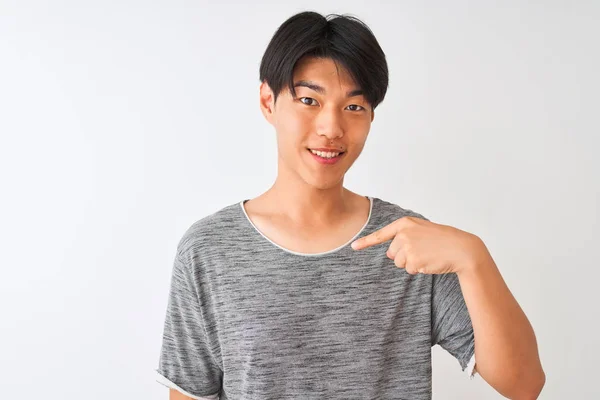 Joven Hombre Chino Con Camiseta Casual Pie Sobre Fondo Blanco — Foto de Stock