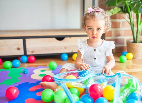 漂亮的高加索婴儿在五颜六色的游戏室玩玩具 幼稚园快乐欢乐的五彩缤纷的球 — 图库照片