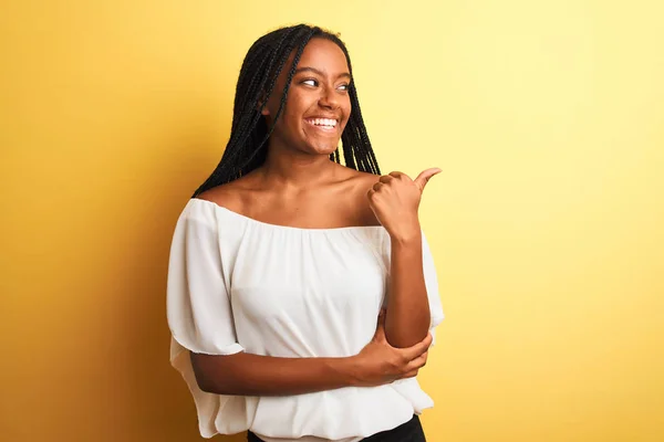 Jeune Femme Afro Américaine Portant Shirt Blanc Debout Sur Fond — Photo