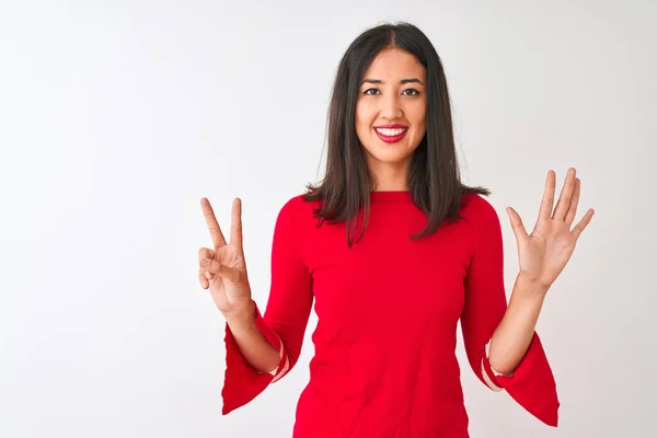Ung Vacker Kinesisk Kvinna Bär Röd Klänning Stående Över Isolerad — Stockfoto