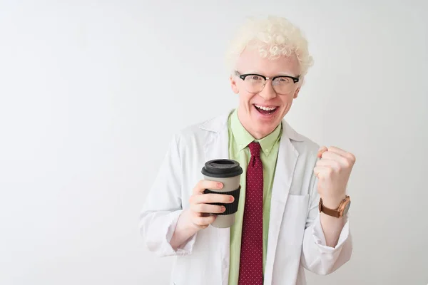 Albino Wetenschapper Draagt Glazen Drinken Afhaalkoffie Geïsoleerde Witte Achtergrond Schreeuwen — Stockfoto