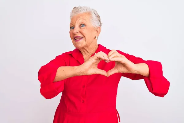 Femme Âgée Aux Cheveux Gris Portant Une Chemise Décontractée Rouge — Photo