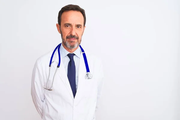Médico Meia Idade Homem Vestindo Casaco Estetoscópio Sobre Fundo Branco — Fotografia de Stock