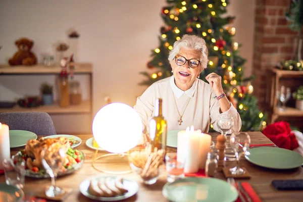 Entzückende Seniorin Die Glücklich Und Zuversichtlich Lächelt Weihnachten Hause Feiern — Stockfoto