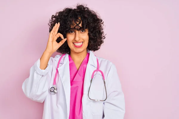 Młoda Arabska Lekarka Kręconymi Włosami Nosząca Stetoskop Odizolowanym Różowym Tle — Zdjęcie stockowe