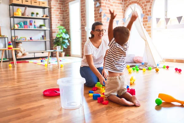 Hermoso Maestro Niño Jugando Con Bloques Construcción Torre Construcción Jardín —  Fotos de Stock