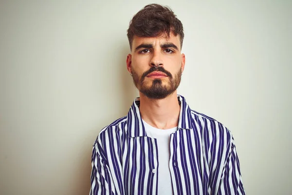 Jovem Com Tatuagem Vestindo Camisa Listrada Sobre Fundo Branco Isolado — Fotografia de Stock