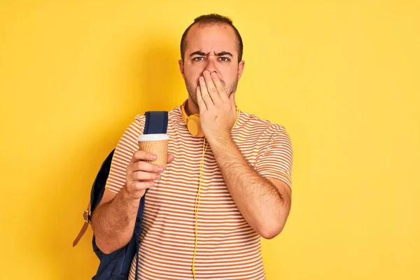 Student Man Rugzak Koptelefoon Drinken Koffie Geïsoleerde Gele Achtergrond Cover — Stockfoto