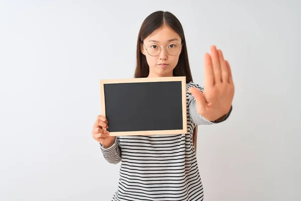 Jonge Chinese Vrouw Draagt Bril Houden Schoolbord Geïsoleerde Witte Achtergrond — Stockfoto