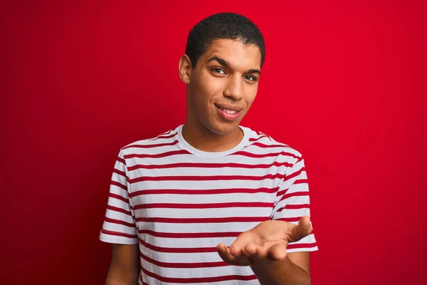 Joven Hombre Árabe Guapo Con Camiseta Rayas Sobre Fondo Rojo —  Fotos de Stock