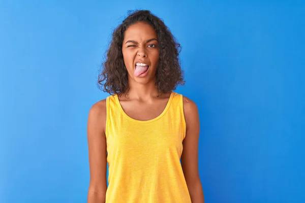 Mladá Brazilka Žlutém Tričku Stojící Nad Osamělým Modrým Pozadím Vystrkující — Stock fotografie