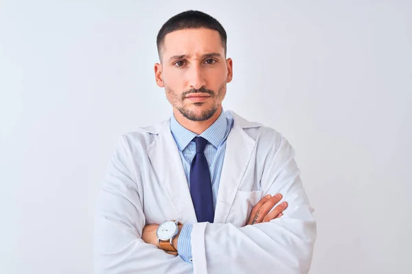 Jonge Dokter Man Draagt Witte Jas Geïsoleerde Achtergrond Sceptisch Nerveus — Stockfoto