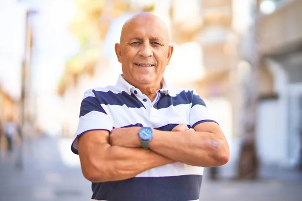 Hombre Guapo Mayor Sonriendo Con Alegría Confianza Pie Con Sonrisa — Foto de Stock