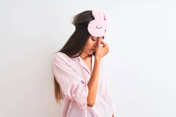 Jovem Mulher Bonita Vestindo Máscara Sono Pijama Sobre Fundo Branco — Fotografia de Stock